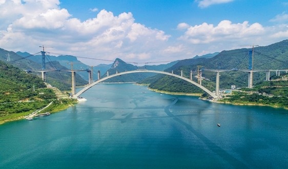 世界最大跨径拱桥天峨龙滩特大桥首片T梁成功架设