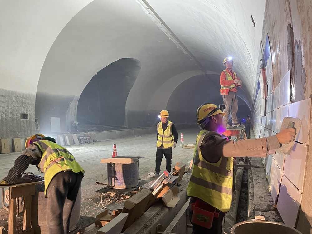 甘肃最长公路隧道历时8年建成 地质复杂堪称隧道工程禁区