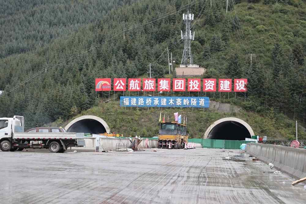甘肃最长公路隧道历时8年建成 地质复杂堪称隧道工程禁区