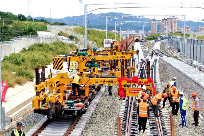 潍烟高铁全线铺轨贯通 350公里时速连接胶东半岛