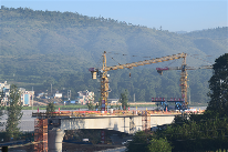 渝昆高铁云贵段首座特大桥连续梁中跨成功合龙建设加速推进