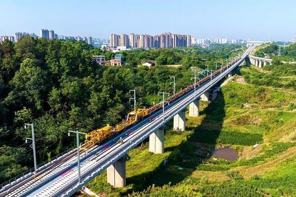 渝昆高铁川渝段全面进入铺轨阶段 智能设备助力轨道建设