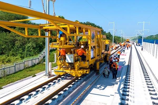 渝昆高铁川渝段全面进入铺轨阶段 智能设备助力轨道建设