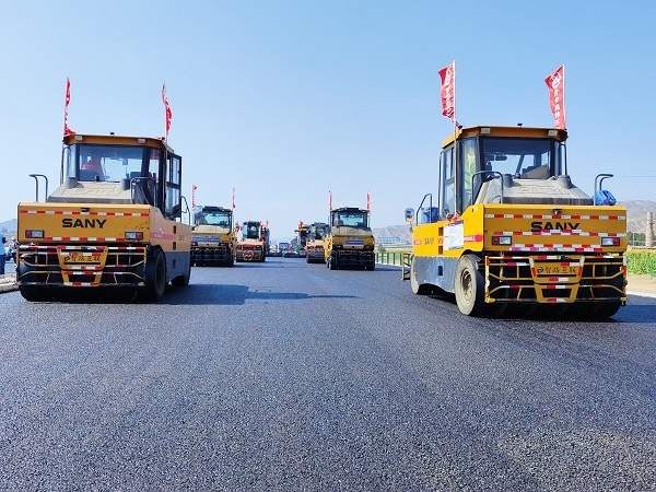 甘肃桑园子黄河特大桥主塔封顶 将成黄河上游首座八车道跨河大桥