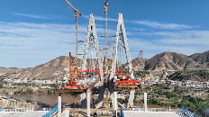 甘肃桑园子黄河特大桥主塔封顶 将成黄河上游首座八车道跨河大桥