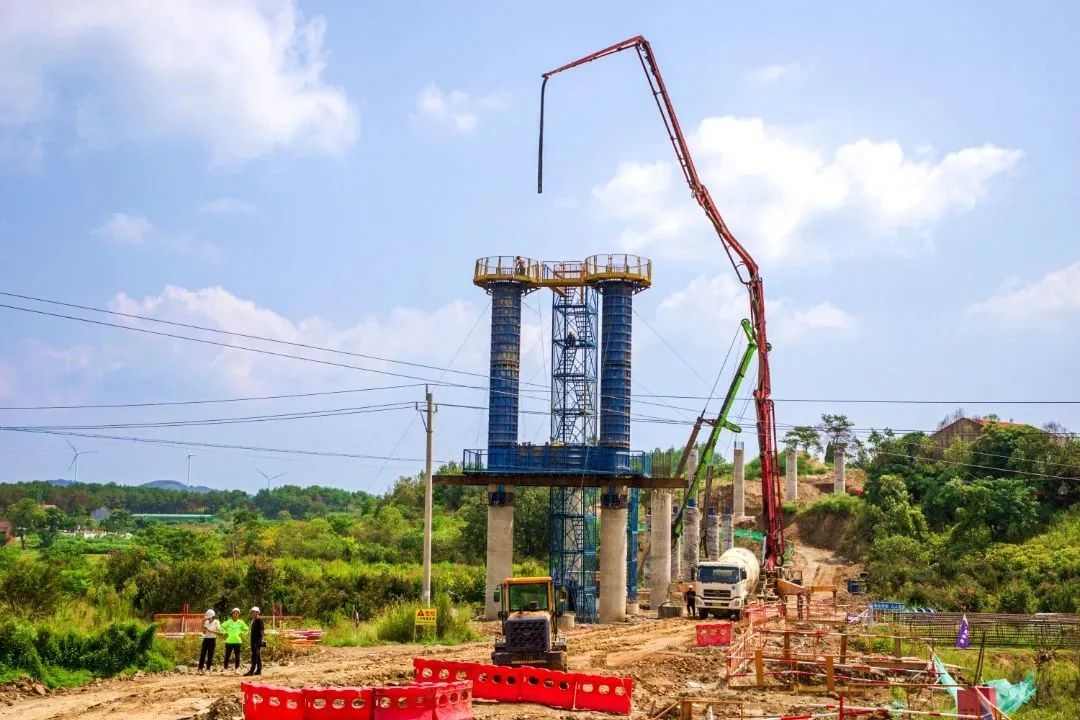 随信高速建设进展顺利 主线轮廓显现预计2025年通车