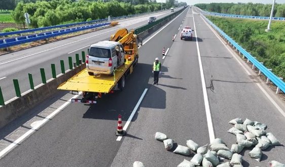 高速清障救援新突破 4分钟完成侧翻车辆处置 高速清障救援新突破 4分钟完成侧翻车辆处置