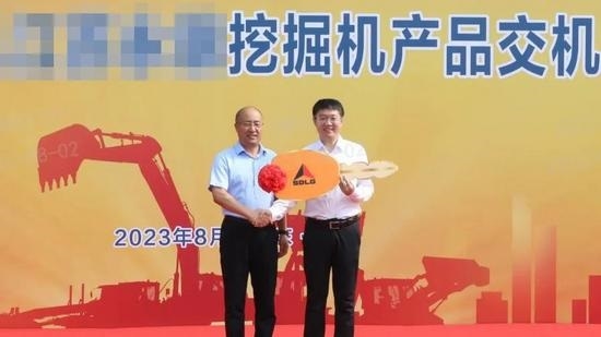 强强联合再谱新篇！山东临工与江苏某集团大客户挖掘机交机_吉诚机械设备网