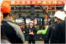 柳工F系列纯电动叉车下线_玄熵吉诚机械设备网