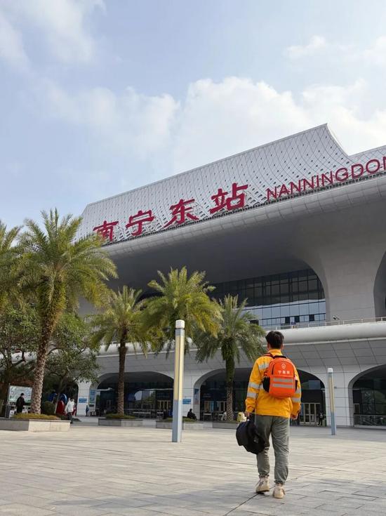 回望2025:南宁东、深圳坪山、龙州等站见证铁路人的坚守、归途与安全答卷的一年足迹 回望2025:南宁东、深圳坪山、龙州等站见证铁路人的坚守、归途与安全答卷的一年足迹