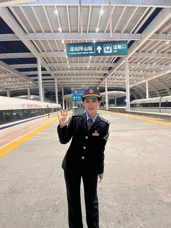 回望2025:南宁东、深圳坪山、龙州等站见证铁路人的坚守、归途与安全答卷的一年足迹 回望2025:南宁东、深圳坪山、龙州等站见证铁路人的坚守、归途与安全答卷的一年足迹