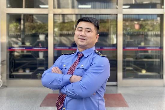 铁路职工谢康的足球梦：从绿茵场到驾驶室的坚守与热爱