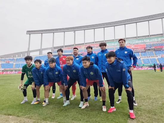 铁路职工谢康的足球梦：从绿茵场到驾驶室的坚守与热爱