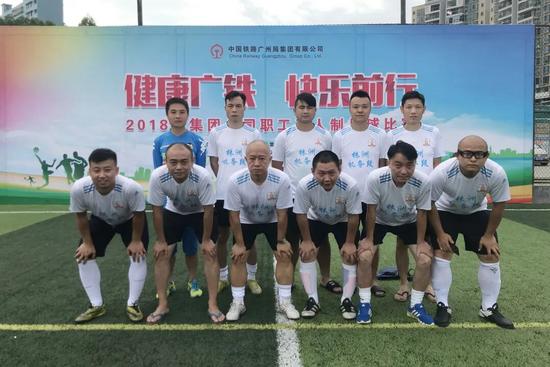 铁路职工谢康的足球梦：从绿茵场到驾驶室的坚守与热爱