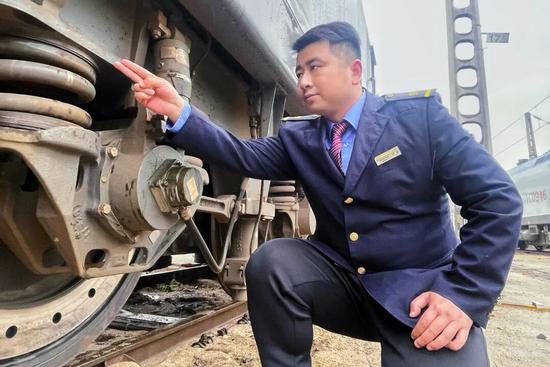 铁路职工谢康的足球梦：从绿茵场到驾驶室的坚守与热爱