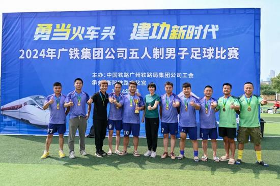 铁路职工谢康的足球梦：从绿茵场到驾驶室的坚守与热爱