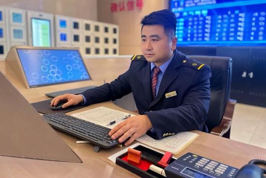 铁路职工谢康的足球梦：从绿茵场到驾驶室的坚守与热爱