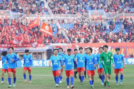 铁路职工谢康的足球梦：从绿茵场到驾驶室的坚守与热爱