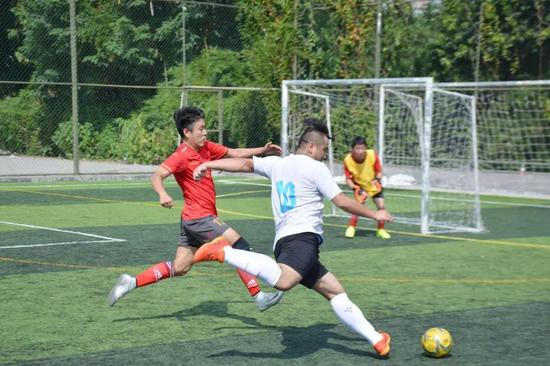 铁路职工谢康的足球梦：从绿茵场到驾驶室的坚守与热爱