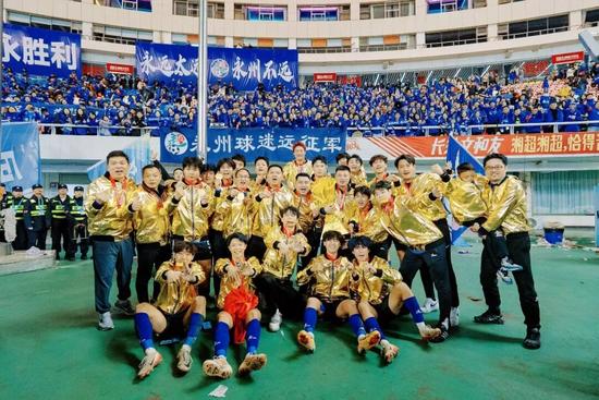 铁路职工谢康的足球梦：从绿茵场到驾驶室的坚守与热爱