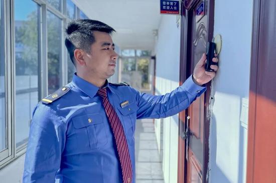 铁路职工谢康的足球梦：从绿茵场到驾驶室的坚守与热爱