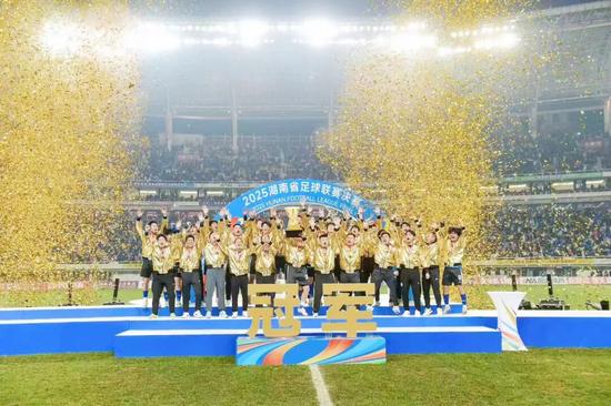 铁路职工谢康的足球梦：从绿茵场到驾驶室的坚守与热爱